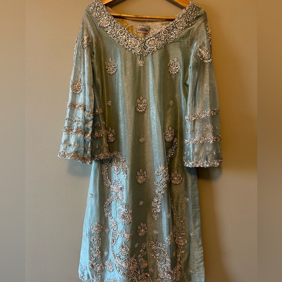 3 piece suit with beautiful intricate work by Zeeshan Danish. - Picture 4 of 10